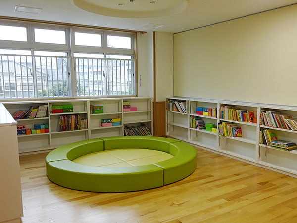 誠心こども園　なかよし広場（図書コーナー）